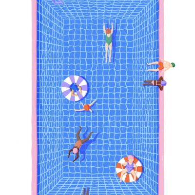 Piscina retangular azul com cinco pessoas e duas boias salva-vidas listradas.