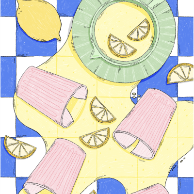 Copos rosa tombados, fatias de limão, chávena verde com bebida e limão, toalha xadrez azul e branca com líquido amarelo derramado