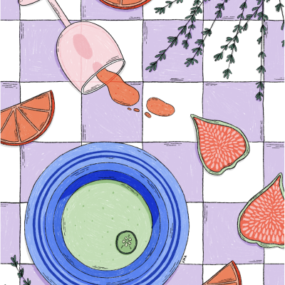 Cena de mesa com copo rosa derramando líquido, fatias de tangerina, figos cortados, folhas verdes e prato azul com líquido verde e kiwi.