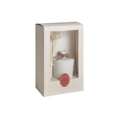 frasco perfumado em caixa com riscas e etiqueta vermelha