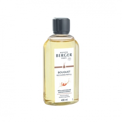 Frasco plástico transparente com líquido amarelo e etiqueta branca