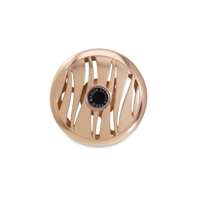 Acessório circular dourado com padrão de linhas e texto central