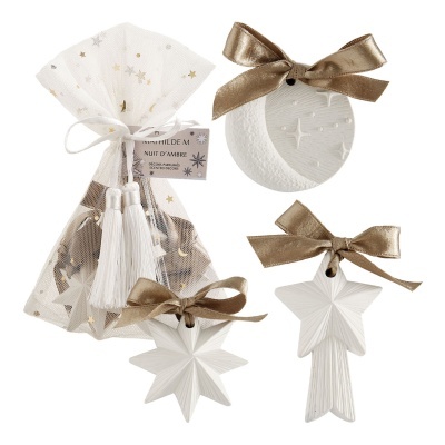 Conjunto de três ornamentos natalícios brancos com laços dourados, embalados em saco de organza com estrelas douradas