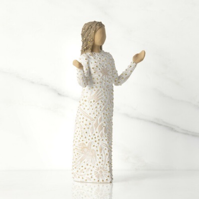 Estatueta de figura feminina em vestido branco com detalhes dourados