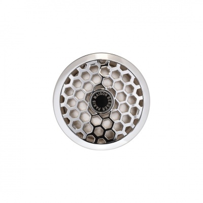 Tampa redonda metálica com padrão hexagonal e texto MAISON BETON PARIS