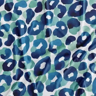Tecido colorido com padrão de manchas em tons de azul