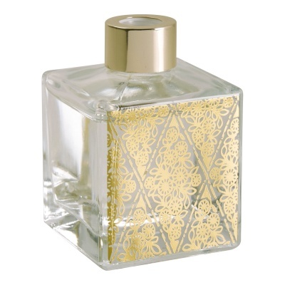 Frasco quadrado de vidro com padrão dourado e tampa dourada