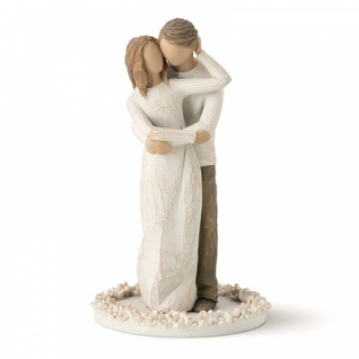 Escultura decorativa de casal abraçado em resina com acabamento que imita madeira