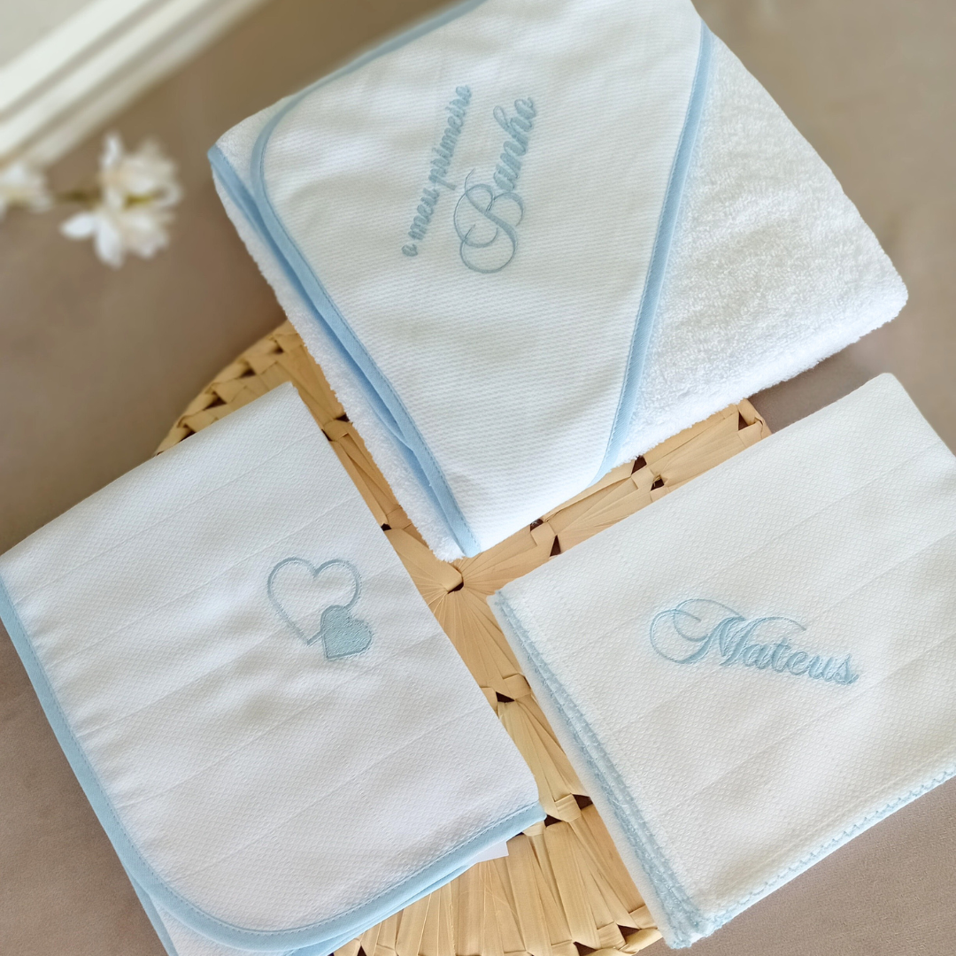 Conjunto de toalhas para bebé brancas com bordados azuis