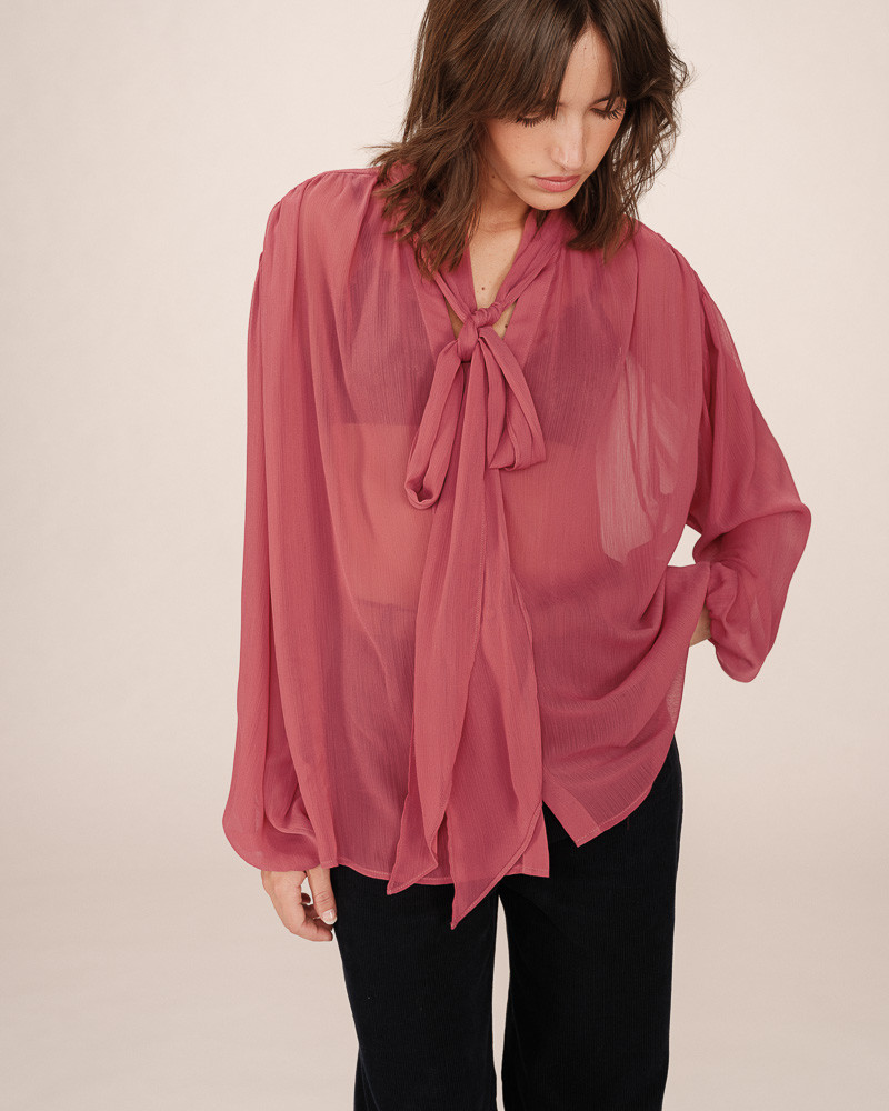 splendide blouse Blusa rosa transparente com laço e mangas largas, vista frontal com calças pretas