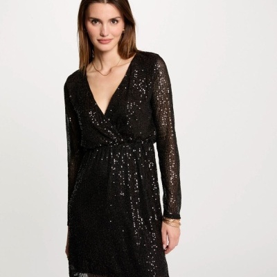 Vestido curto preto de paetês com mangas longas e decote em V