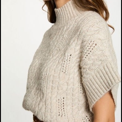 Camisola bege de malha grossa com gola alta e mangas curtas