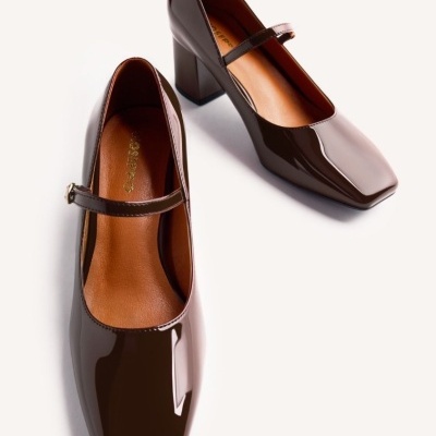 Sapatos de salto alto de verniz castanho com tiras e biqueira quadrada.