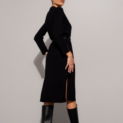 Mulher vestindo vestido midi preto de mangas compridas com cinto fino e fenda lateral, botas pretas de salto médio