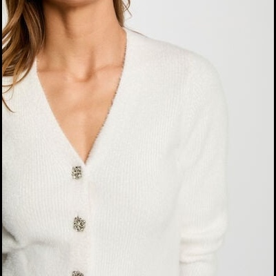 Camisola branca de malha com botões decorativos