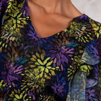 Blusa feminina transparente com padrão floral colorido e babados nas mangas