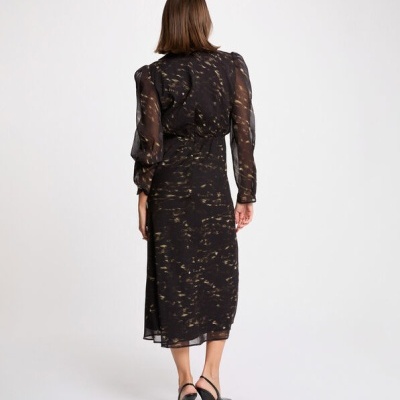 Vestido midi preto com padrão dourado e mangas transparentes visto de costas