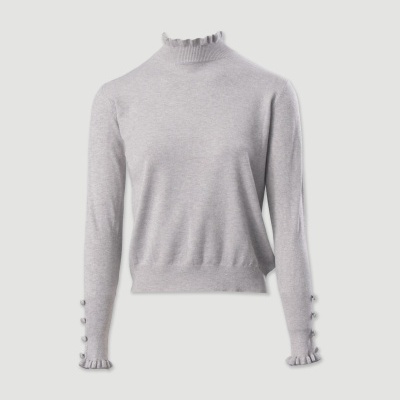 Camisola cinzenta clara com gola alta e folhos