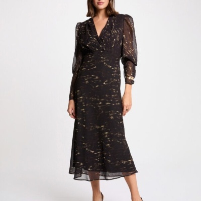 Vestido midi preto com padrão dourado e mangas transparentes longas