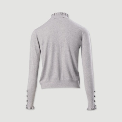 Suéter cinza claro de manga longa com gola alta e punhos com botões e detalhes franzidos