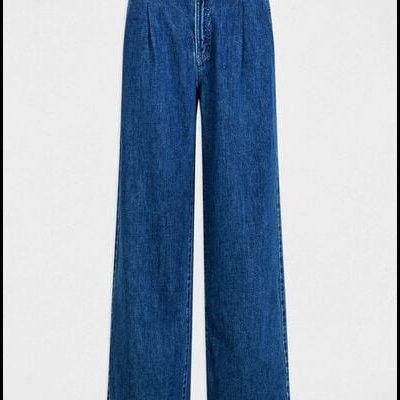 Calças de ganga azuis de corte largo com fecho de botão e etiqueta MANGO