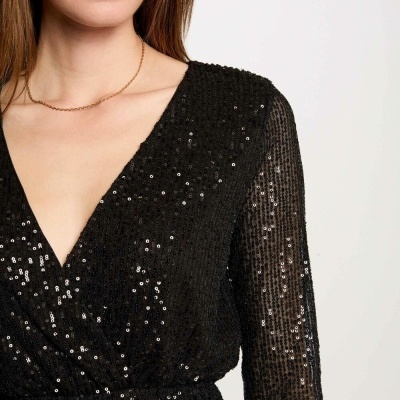 Blusa preta de lantejoulas com decote em V e mangas longas