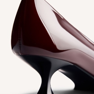 Sapato feminino de salto alto em verniz bordô com salto preto