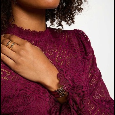 Blusa vinho de renda com padrão floral e gola ondulada