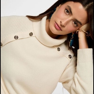 Camisola creme de malha com gola alta e botões metálicos prateados