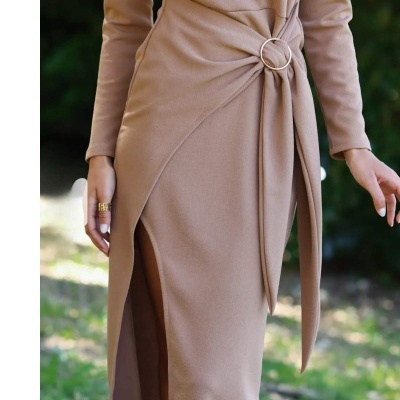 Vestido comprido bege com detalhe de argola dourada na cintura