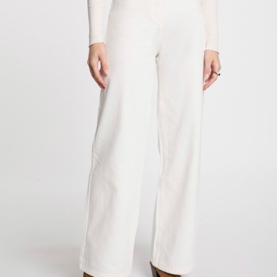 Calças brancas com cinto e botas castanhas