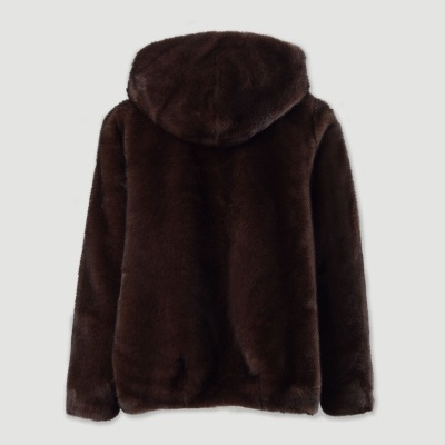 Casaco castanho escuro felpudo com capuz visto de costas