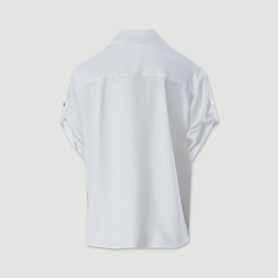 Camisa branca de manga curta vista de trás