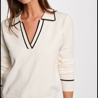 Camisola branca de malha fina com riscas pretas na gola e punhos.