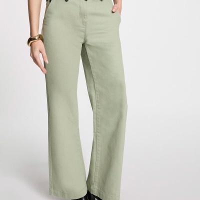 Calças largas verdes claras femininas com bolso lateral num fundo branco