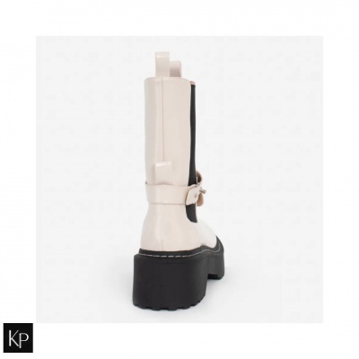 Bota branca com sola preta e fivela lateral