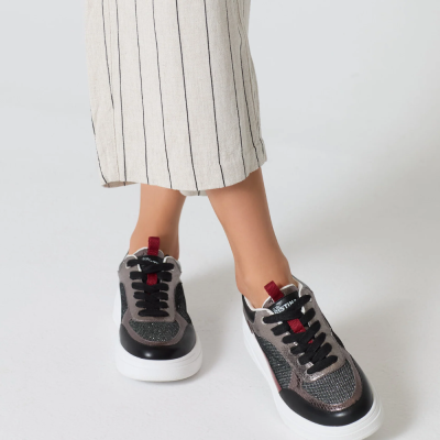 Ténis de mulher com malha brilhante e detalhes em preto e cinzento