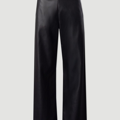 Calças pretas de tecido tipo couro com cintura elástica