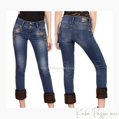 Calças de ganga azuis com bainha virada castanha peluda vistas de frente e costas