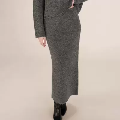 Saia comprida cinza de malha com camisola e botas pretas