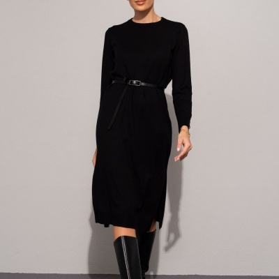 Vestido preto de malha com cinto e botas pretas altas.