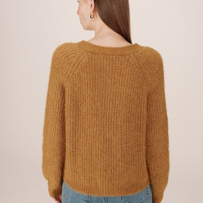 Camisola castanha em malha felpuda, vista de trás