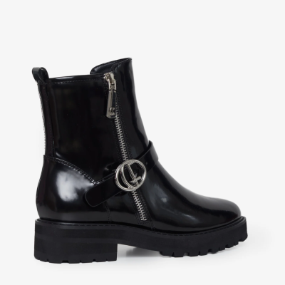 Bota preta de verniz com fecho e fivela prateada