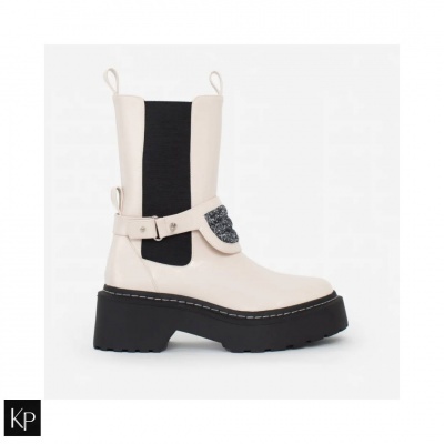 Bota bege com sola preta grossa e detalhe decorativo em preto e prateado