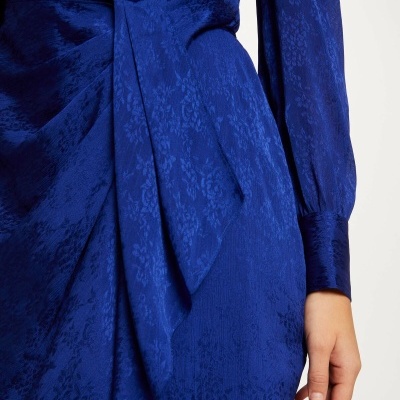 Vestido azul com padrão floral e nó na cintura