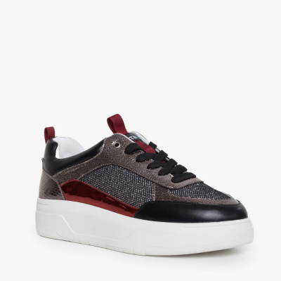 Ténis desportivo prateado, preto e vermelho com sola branca