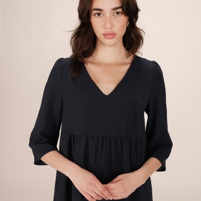 Vestido preto comprido com decote em V e mangas 3/4