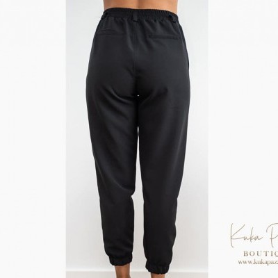 Calças desportivas pretas em modelo, vista traseira