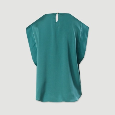 Blusa verde esmeralda de mangas curtas vista de costas