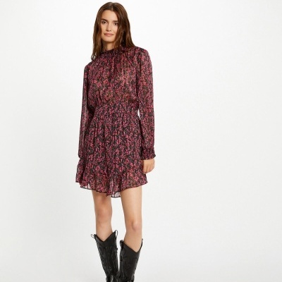 Vestido curto floral vermelho e preto com botas cowboy pretas, modelo em fundo branco